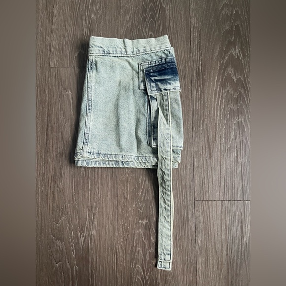PrettyLittleThing VINTAGE WASH CARGO POCKET DENIM MINI SKIRT - Picture 9 of 9